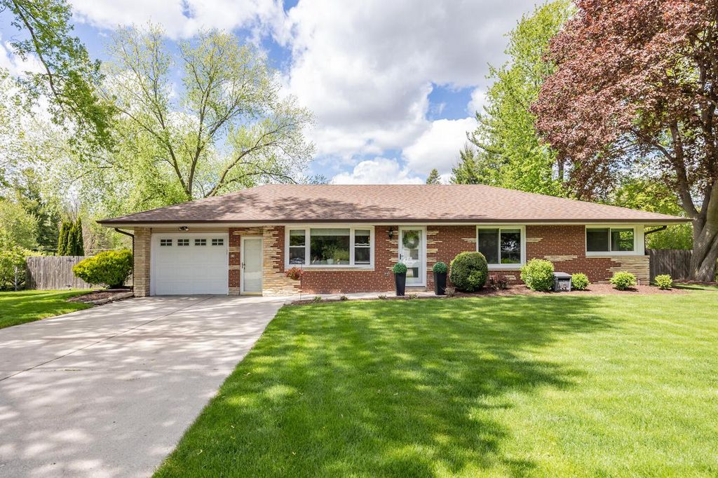 N58W21772 Maclynn DRIVE, Menomonee Falls, WI 53051