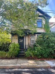 21 Dean Avenue 2, Newport, RI 02840