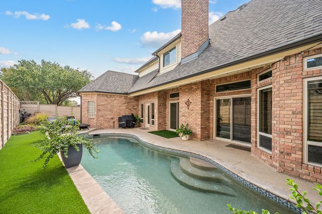 2736 Woodbridge Drive, Hurst, TX 76054