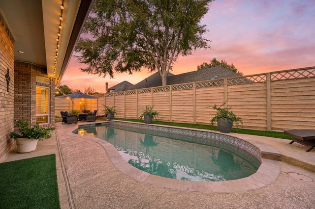 2736 Woodbridge Drive, Hurst, TX 76054