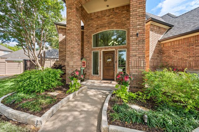 2736 Woodbridge Drive, Hurst, TX 76054