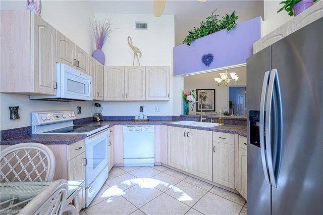 613 BEACHWALK CIR J, Naples, FL 34108