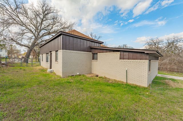 582 W College Street, Stephenville, TX 76401