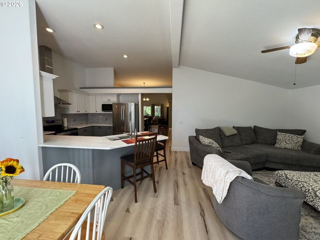 4837 SEAPINE Dr, Florence, OR 97439