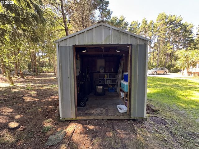 4837 SEAPINE Dr, Florence, OR 97439