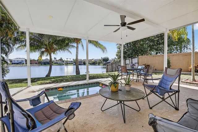 9710 SW 9th Ct, Pembroke Pines, FL 33025