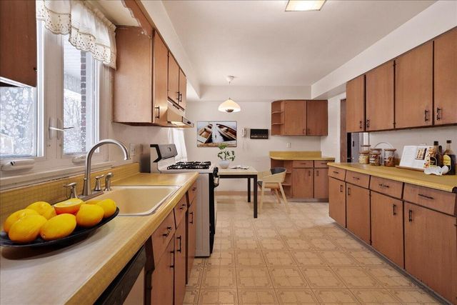 241 E 11th Place, Hobart, IN 46342