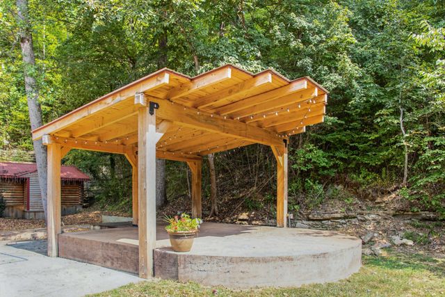 299 Natural Bridge Park Rd, Waynesboro, TN 38485