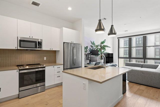 800 Embassy DR 413, Austin, TX 78702