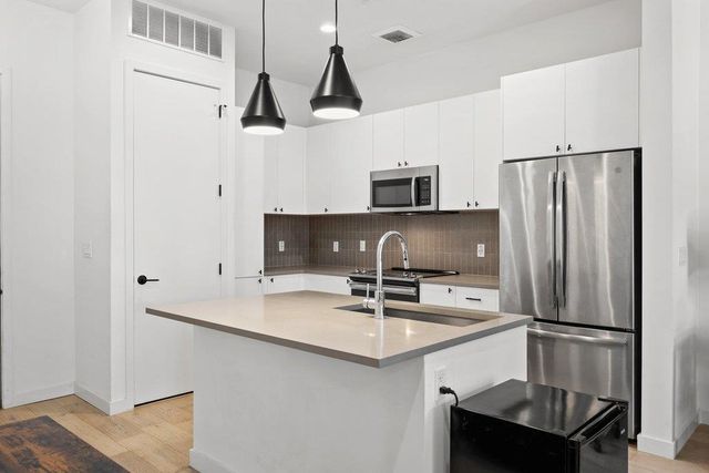 800 Embassy DR 413, Austin, TX 78702