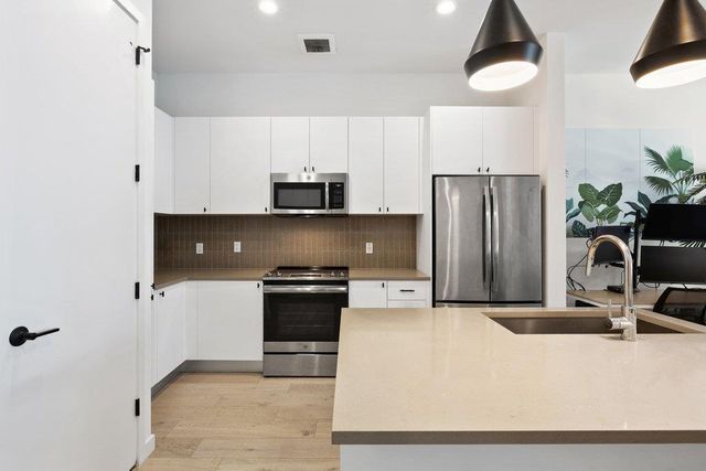 800 Embassy DR 413, Austin, TX 78702