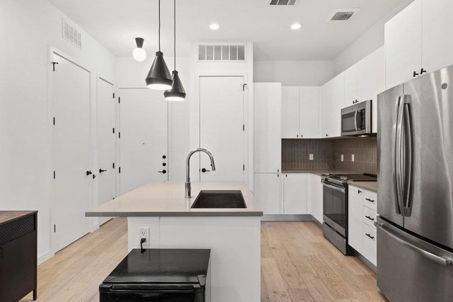 800 Embassy DR 413, Austin, TX 78702