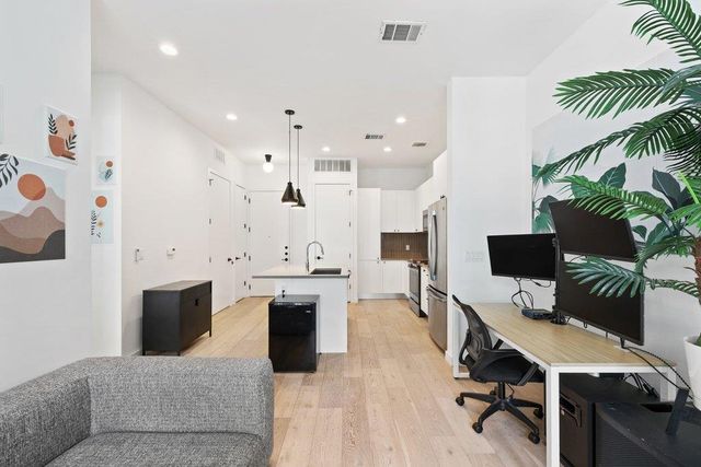 800 Embassy DR 413, Austin, TX 78702