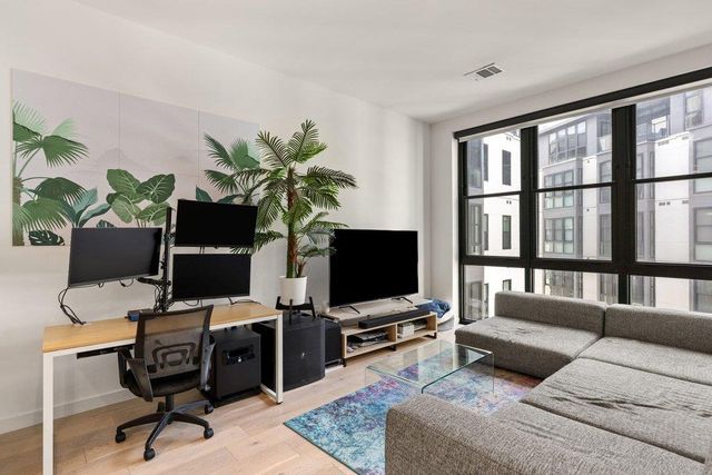 800 Embassy DR 413, Austin, TX 78702