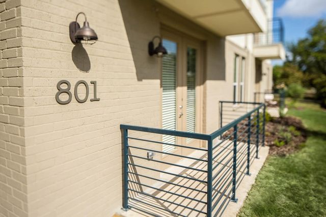 801 N Bishop Avenue 1-204, Dallas, TX 75208