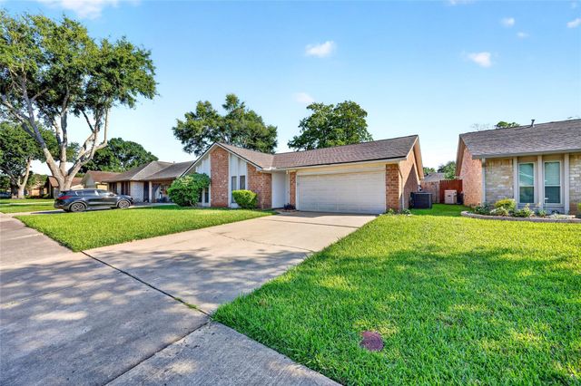 3031 Shawnee Drive, Sugar Land, TX 77479