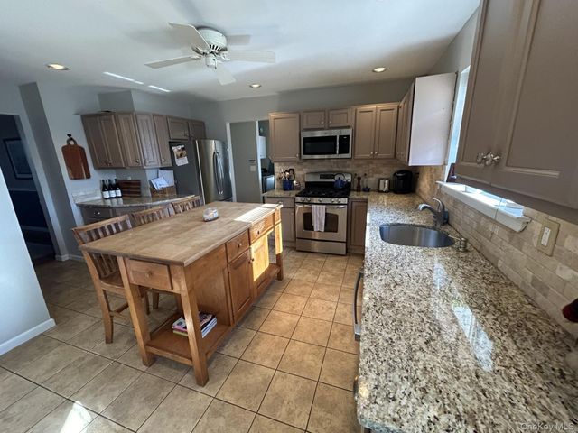 2 Daylilly Court, Middle Island, NY 11953