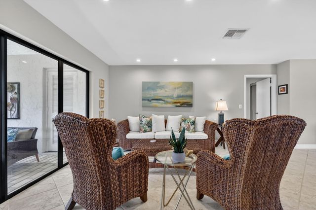 41 Stratford Lane W B, Boynton Beach, FL 33436