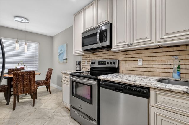 41 Stratford Lane W B, Boynton Beach, FL 33436