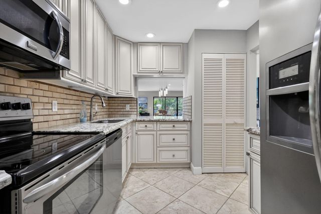 41 Stratford Lane W B, Boynton Beach, FL 33436