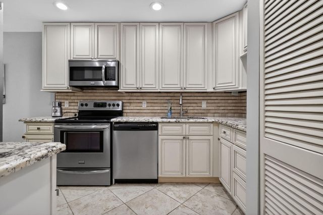 41 Stratford Lane W B, Boynton Beach, FL 33436