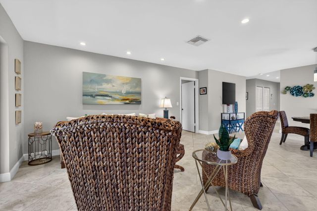 41 Stratford Lane W B, Boynton Beach, FL 33436