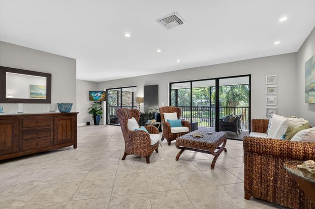 41 Stratford Lane W B, Boynton Beach, FL 33436