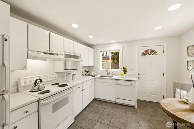 2722 NE Blakeley Street, Seattle, WA 98105