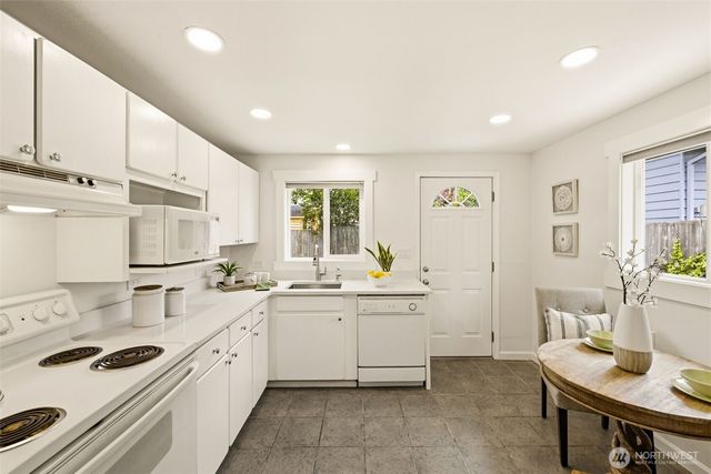 2722 NE Blakeley Street, Seattle, WA 98105