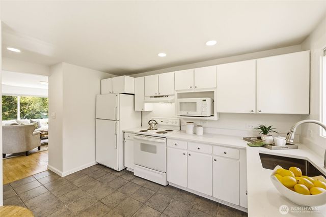 2722 NE Blakeley Street, Seattle, WA 98105
