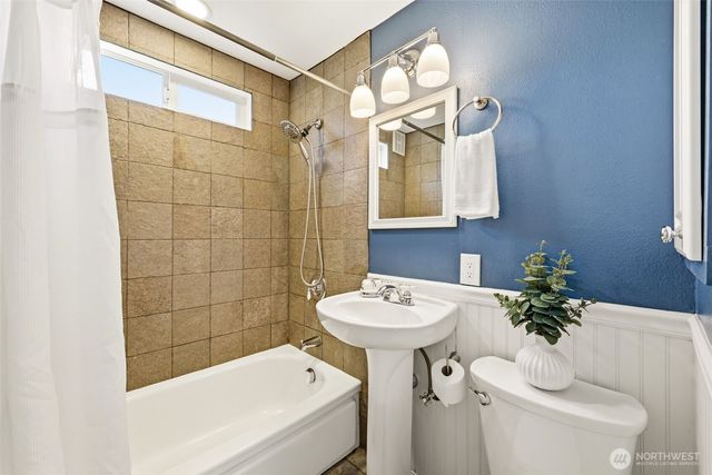 2722 NE Blakeley Street, Seattle, WA 98105