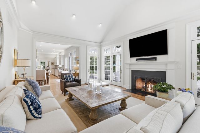 80 Lexington Rd, Lincoln, MA 01773