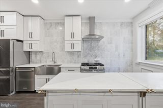 625 SLATERS LN #G4, Alexandria, VA 22314