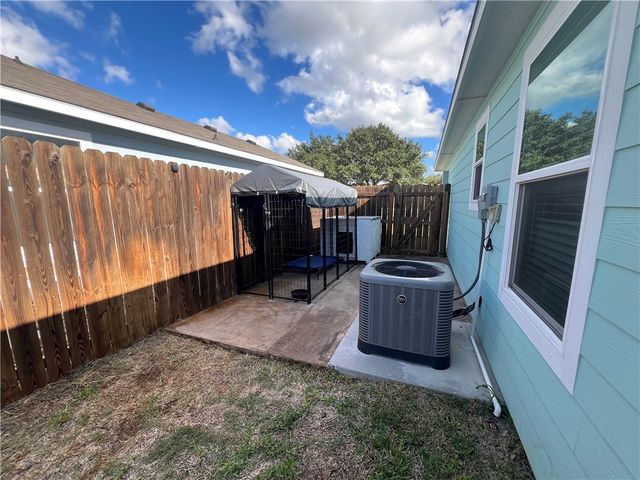 2076 S Saunders St, Aransas Pass, TX 78336