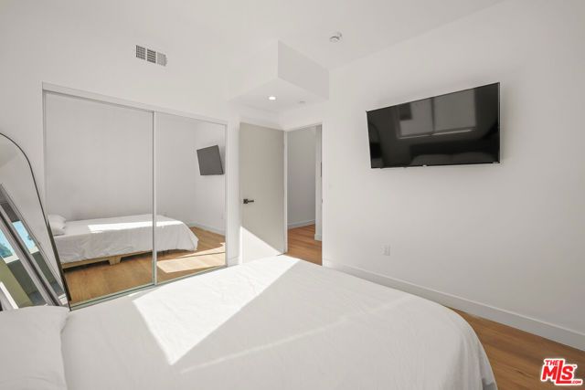 13694 Erwin Street 2, Van Nuys (los Angeles), CA 91401