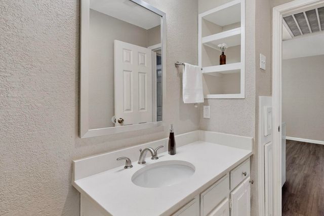 218 N Beacon Street 108, Dallas, TX 75214