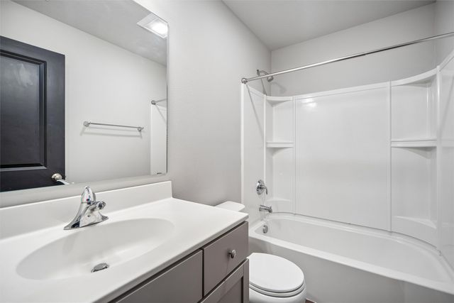 4515 E 48th Street, Des Moines, IA 50317