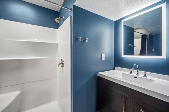 4515 E 48th Street, Des Moines, IA 50317