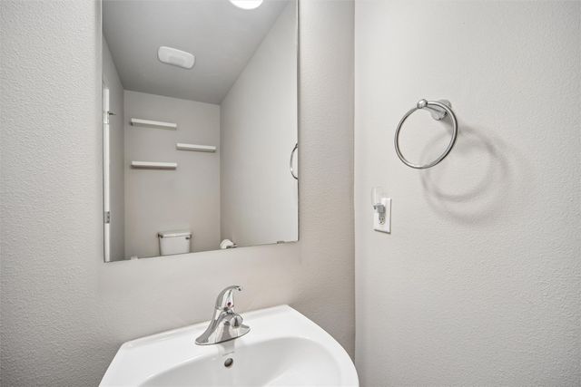 4515 E 48th Street, Des Moines, IA 50317