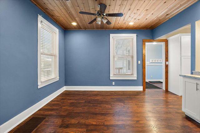 1037 Washington Avenue, Grand Haven, MI 49417