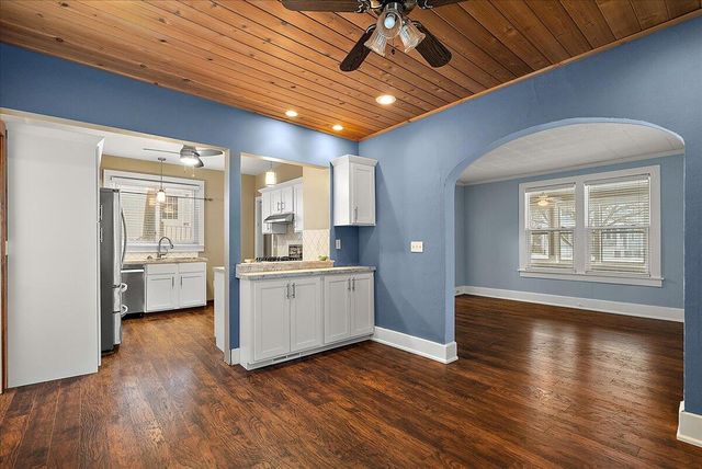 1037 Washington Avenue, Grand Haven, MI 49417