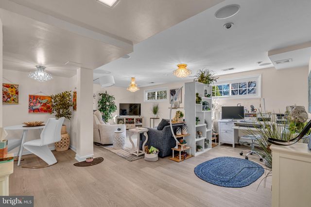 6403 HOLLINS DR, Bethesda, MD 20817