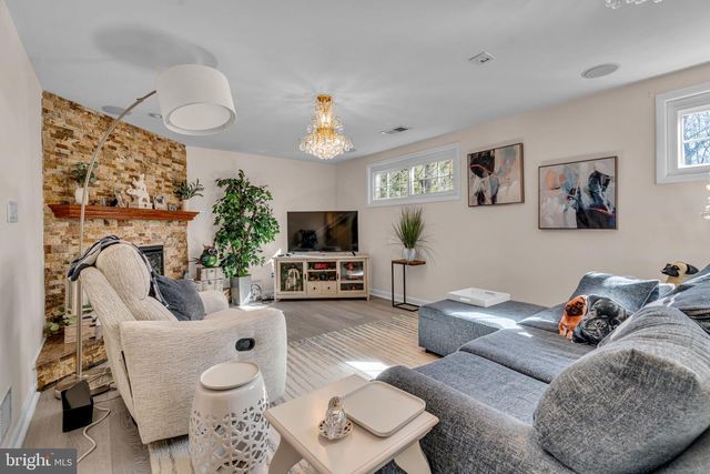 6403 HOLLINS DR, Bethesda, MD 20817