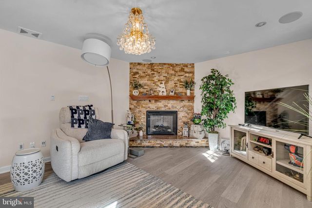 6403 HOLLINS DR, Bethesda, MD 20817