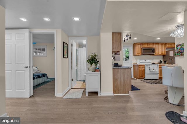 6403 HOLLINS DR, Bethesda, MD 20817
