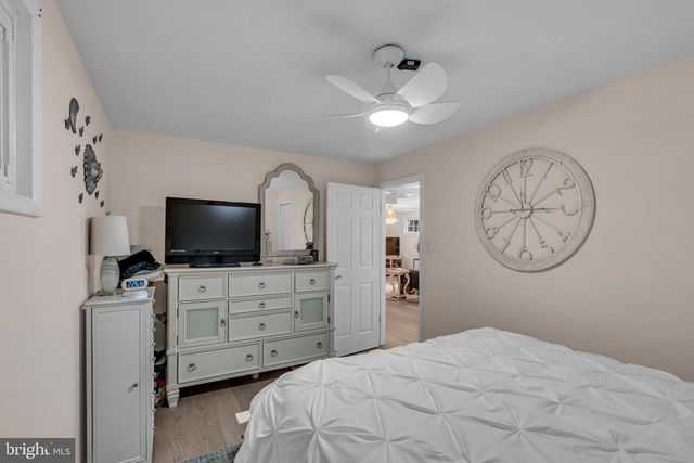 6403 HOLLINS DR, Bethesda, MD 20817