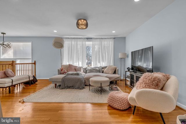 6403 HOLLINS DR, Bethesda, MD 20817