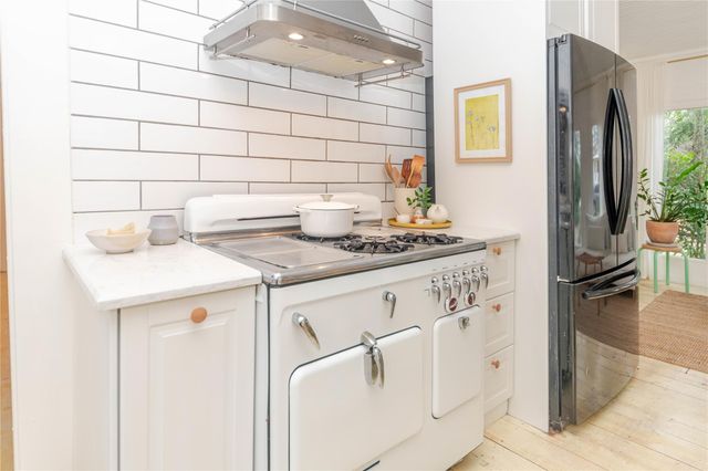 306 5th Ave, Smithville, TX 78957