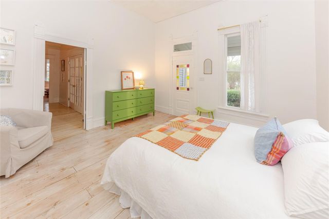 306 5th Ave, Smithville, TX 78957