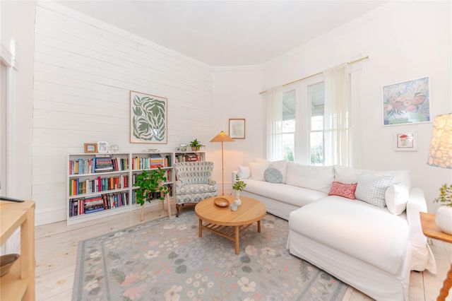 306 5th Ave, Smithville, TX 78957